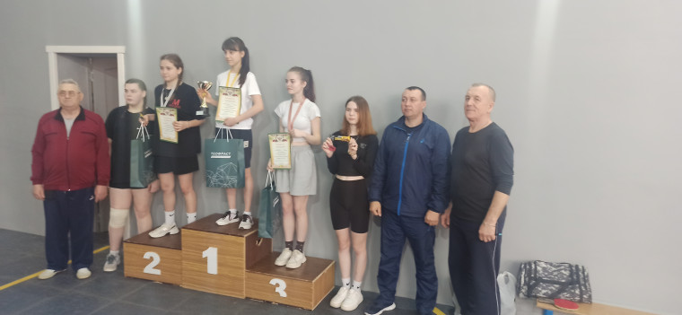 Соревнования по настольному теннису.
